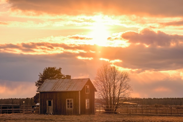 Huis op het veld tegen de hemel bij zonsondergang