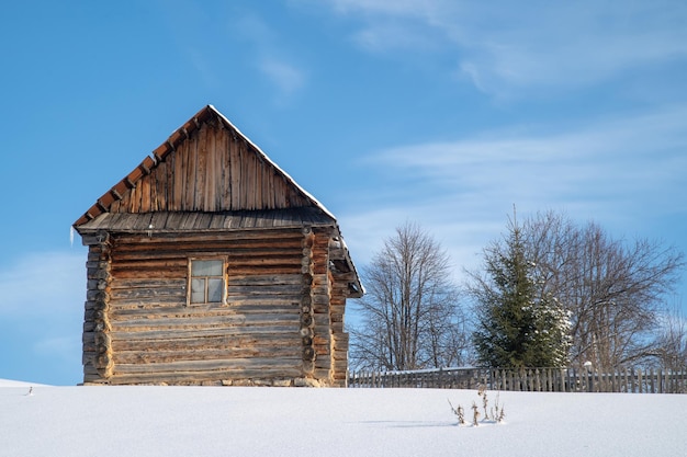 Huis op het veld tegen de lucht tijdens de winter