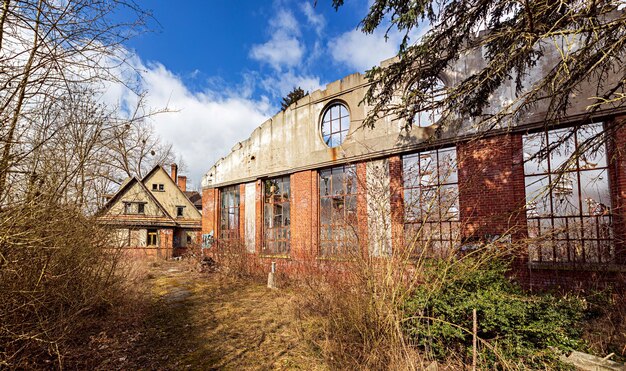 Huis op het veld tegen de lucht