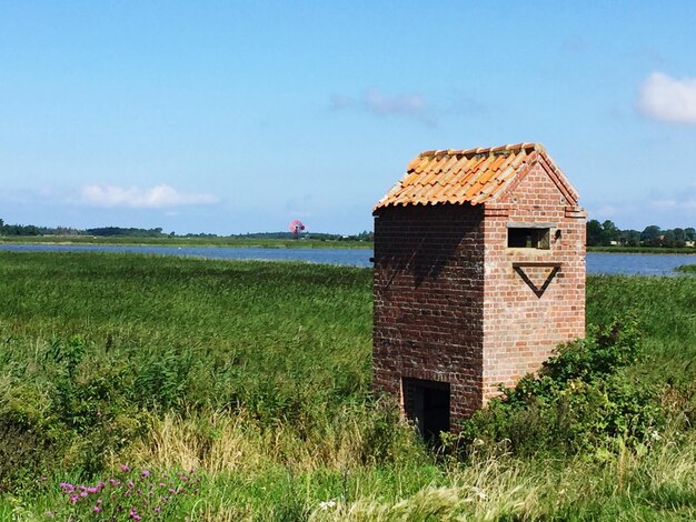 Foto huis op het veld tegen de lucht