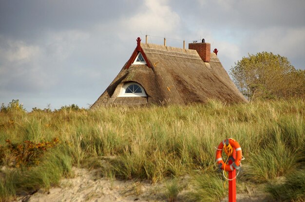 Foto huis op het veld tegen de lucht