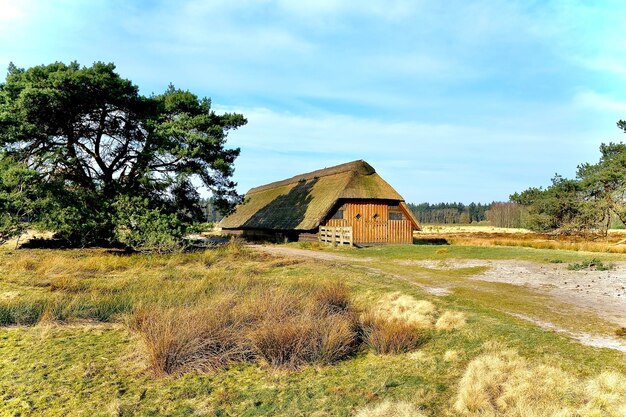 Foto huis op het veld tegen de lucht