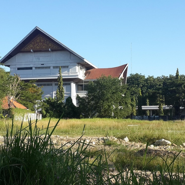 Foto huis op het veld tegen een heldere lucht