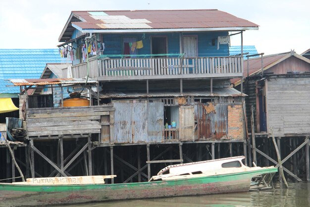 Foto huis op palen bij de zee tegen de lucht