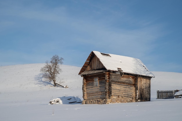 Huis op sneeuw bedekt veld door te bouwen tegen de lucht