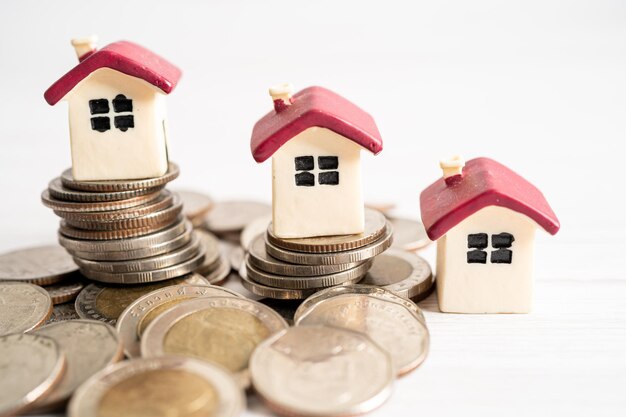 Huis op stapel munten hypotheek hypotheek hypotheek financiering concept