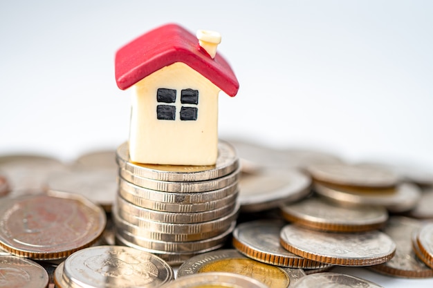 Huis op stapelmuntstukken, het concept van de hypotheekleningfinanciën.