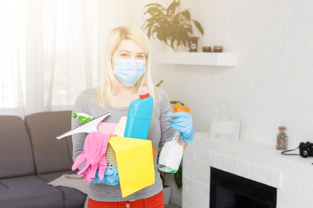 Huis schoonmaken. Desinfectie antibacteriële remedie om de verspreiding van het coronavirus tegen te gaan.