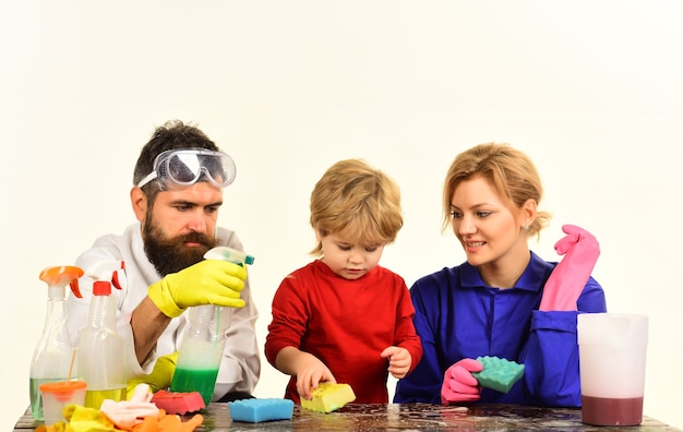 Foto huis schoonmaken schoonmaak dag familie schoon samen spelen met schoonmaak gereedschap schoonmaak spray