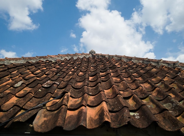 Foto huis tegels en blauwe lucht