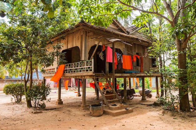 Huis van boeddhisten in Azië op palen