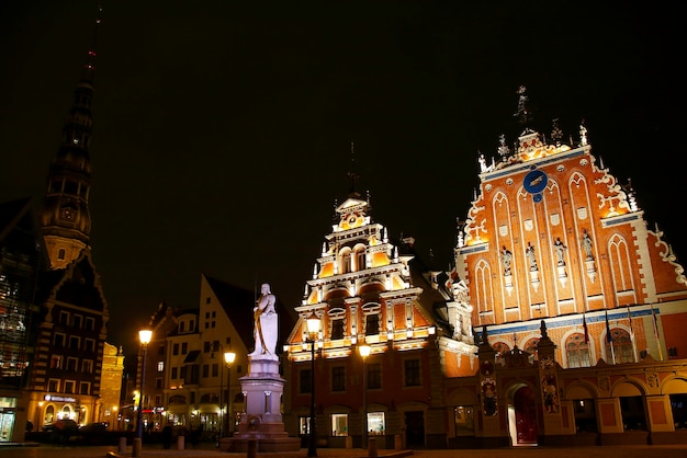 Huis van de mee-eters en de Sint-Pieterskerk 's nachts. Riga, Letland