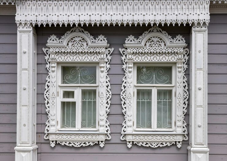 Huis van Lvovs in Kolomna Ramen met gesneden houten bekleding van een oud huis