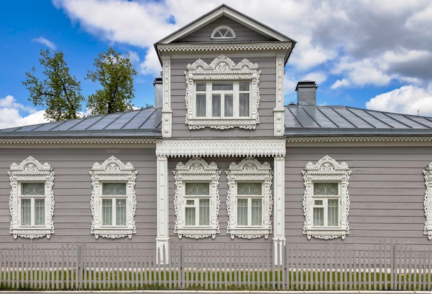 Huis van Lvovs in Kolomna Ramen met gesneden houten versiering van een oud huis in de oude stad