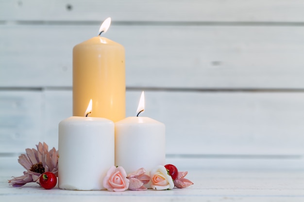 Huis verlichting kaarsen op houten tafel