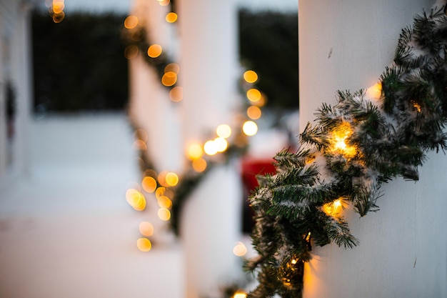 Huis versierd voor Kerstmis met rode auto