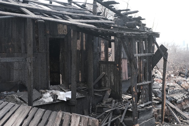 Huis verwoest door brand Verbrand houten huis