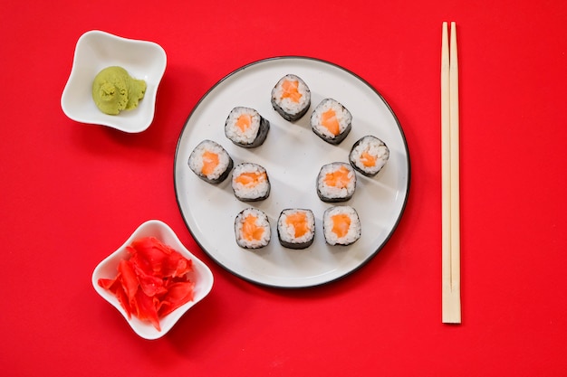 Foto huis vorm sushi rolt op rode tafel