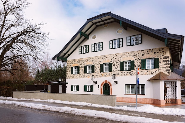 Foto huisarchitectuur in salzburg in oostenrijk. herenhuis onroerend goed en woningbouw in oostenrijkse stad.