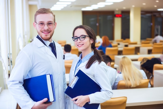 Huisarts wetenschappelijk werk. achtergrond een medische student voor handboeken in de verpleegschool.