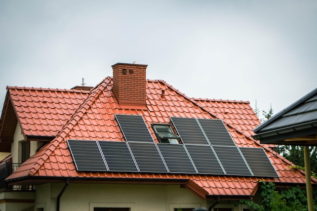 Huisdak met fotovoltaïsche modules. Historische boerderij met moderne zonnepanelen op dak en muur