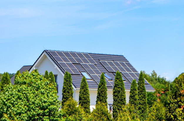 Huisdak met fotovoltaïsche modules. Historische boerderij met moderne zonnepanelen op dak en muur