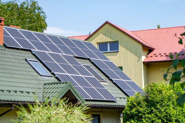 Huisdak met fotovoltaïsche modules. Historische boerderij met moderne zonnepanelen op dak en muur