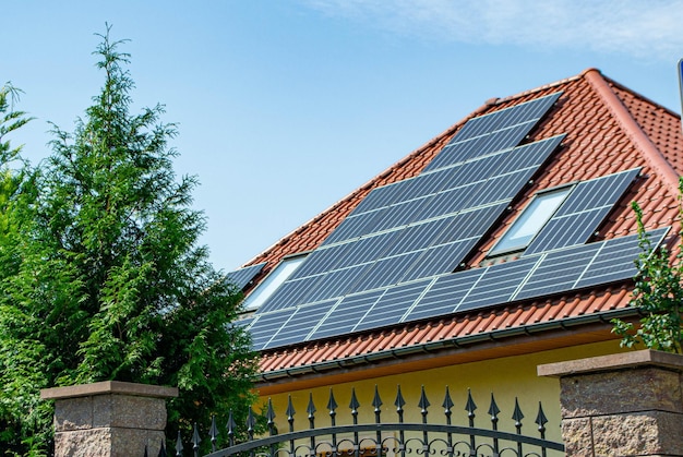 Huisdak met fotovoltaïsche modules. Historische boerderij met moderne zonnepanelen op dak en muur