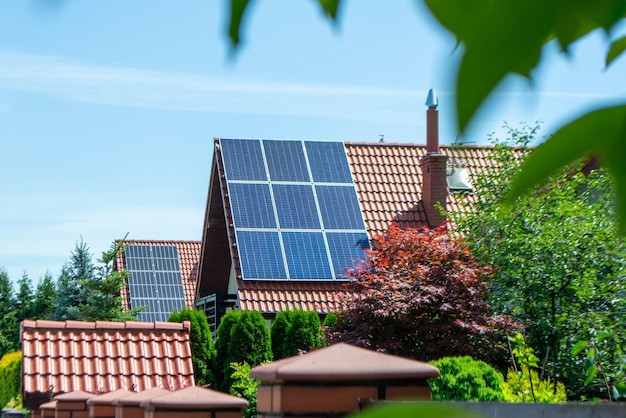 Huisdak met fotovoltaïsche modules. Historische boerderij met moderne zonnepanelen op dak en muur