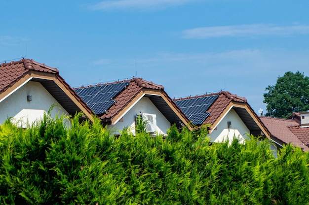 Huisdak met fotovoltaïsche modules. Historische boerderij met moderne zonnepanelen op dak en muur