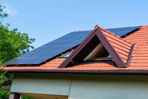 Huisdak met fotovoltaïsche modules. Historische boerderij met moderne zonnepanelen op dak en muur