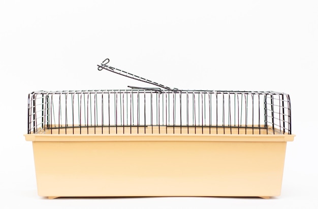 Huisdier kooi, geïsoleerd op een witte achtergrond. 3d-weergave.