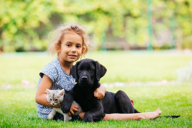 Huisdieren geven hun liefde aan kleine kinderen