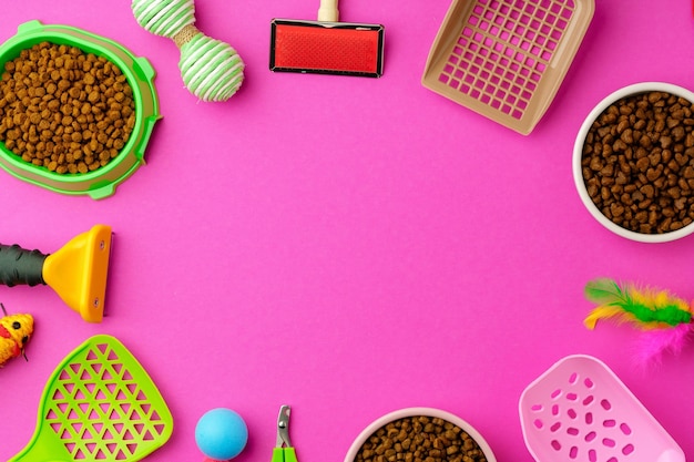 Huisdierenbak met droog voedsel en speelgoed op kleur achtergrond studio opname