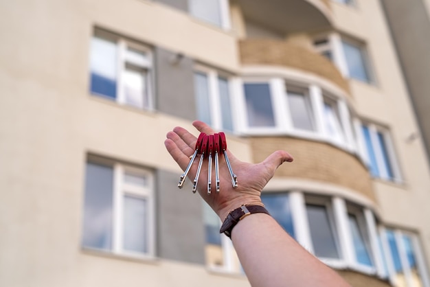 Foto huiseigenaar man of makelaar of koper die sleutelbos toont voor appartement of huurhuis