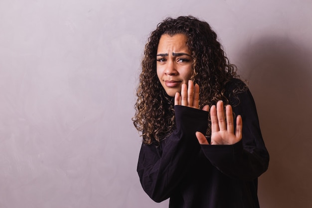 Huiselijk geweld. Afro-vrouw met depressie, slachtoffer van marteling en geweld