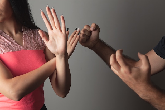 Huiselijk geweld. man schreeuwt tegen vrouw