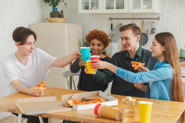 Huisfeest vrienden die samen tijd doorbrengen met plezier lachen communiceren thuis gelukkig divers