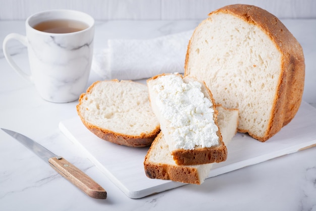 Huisgebakken brood op een houten snijplank met kwark