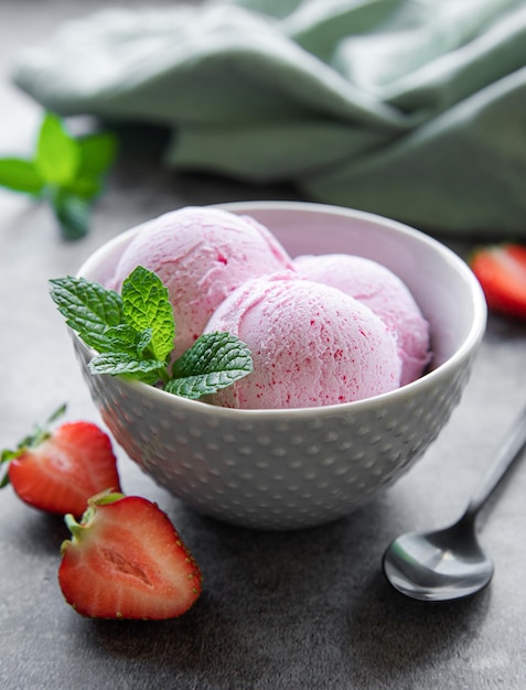 Huisgemaakt aardbeienijs met verse aardbeien