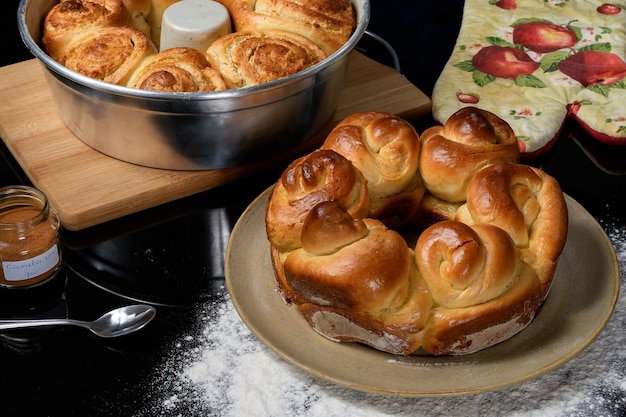 Huisgemaakt ambachtelijk kokosbrood op een reflecterend donker glas