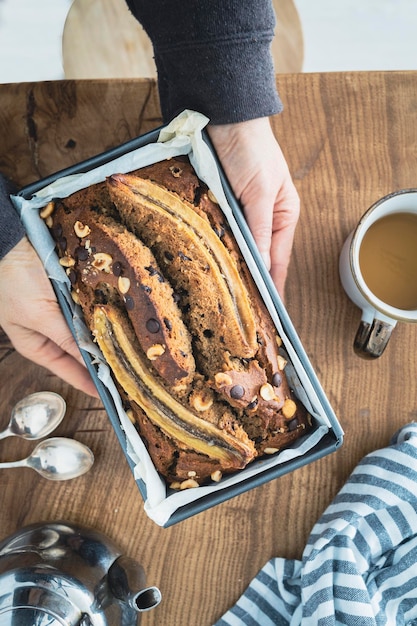 Huisgemaakt bananenbrood met noten en pure chocolade Heerlijk glutenvrij en huisgemaakt dessert