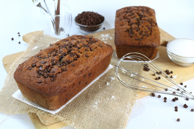 Huisgemaakt bananenbrood met pure chocoladeschilfers erop