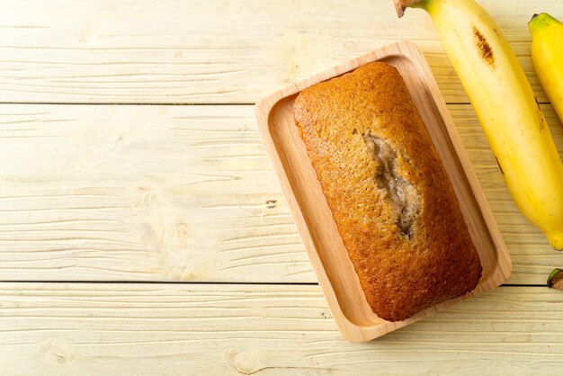 Huisgemaakt bananenbrood of bananencake in plakjes