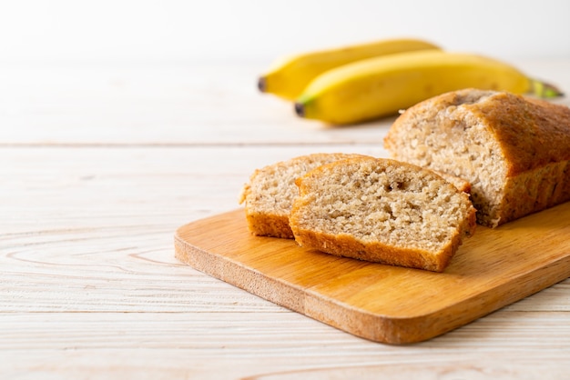 Huisgemaakt bananenbrood of bananencake in plakjes