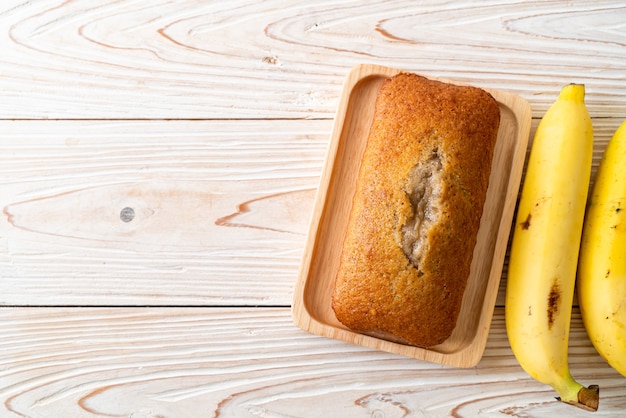 Foto huisgemaakt bananenbrood of bananencake in plakjes