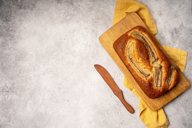 Huisgemaakt bananenbrood op een houten plank