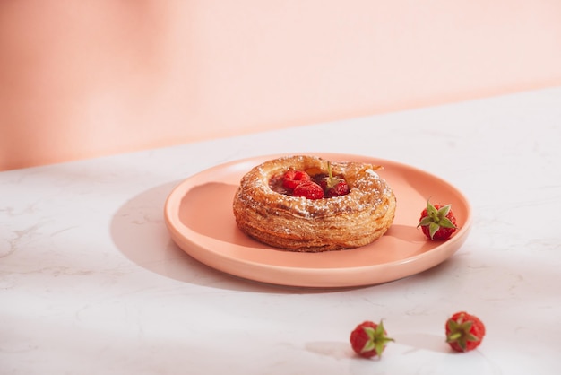 Huisgemaakt bladerdeeg met frambozen Zoet smakelijk dessert gedecoreerd met poedersuiker