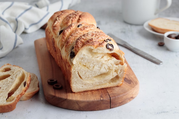 Huisgemaakt brood met kaas en olijven