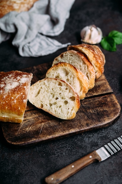 Huisgemaakt Ciabatta-brood Sneetjes brood op een houten plank Brood